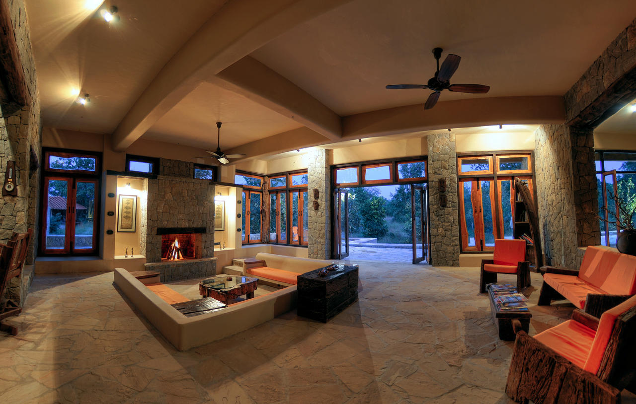 Kanha Earth Lodge Mandlā Buitenkant foto