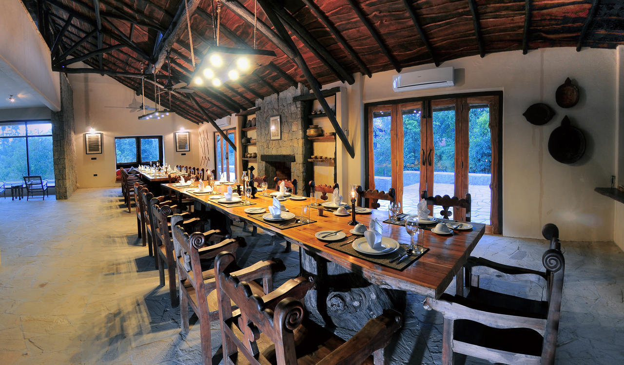 Kanha Earth Lodge Mandlā Buitenkant foto
