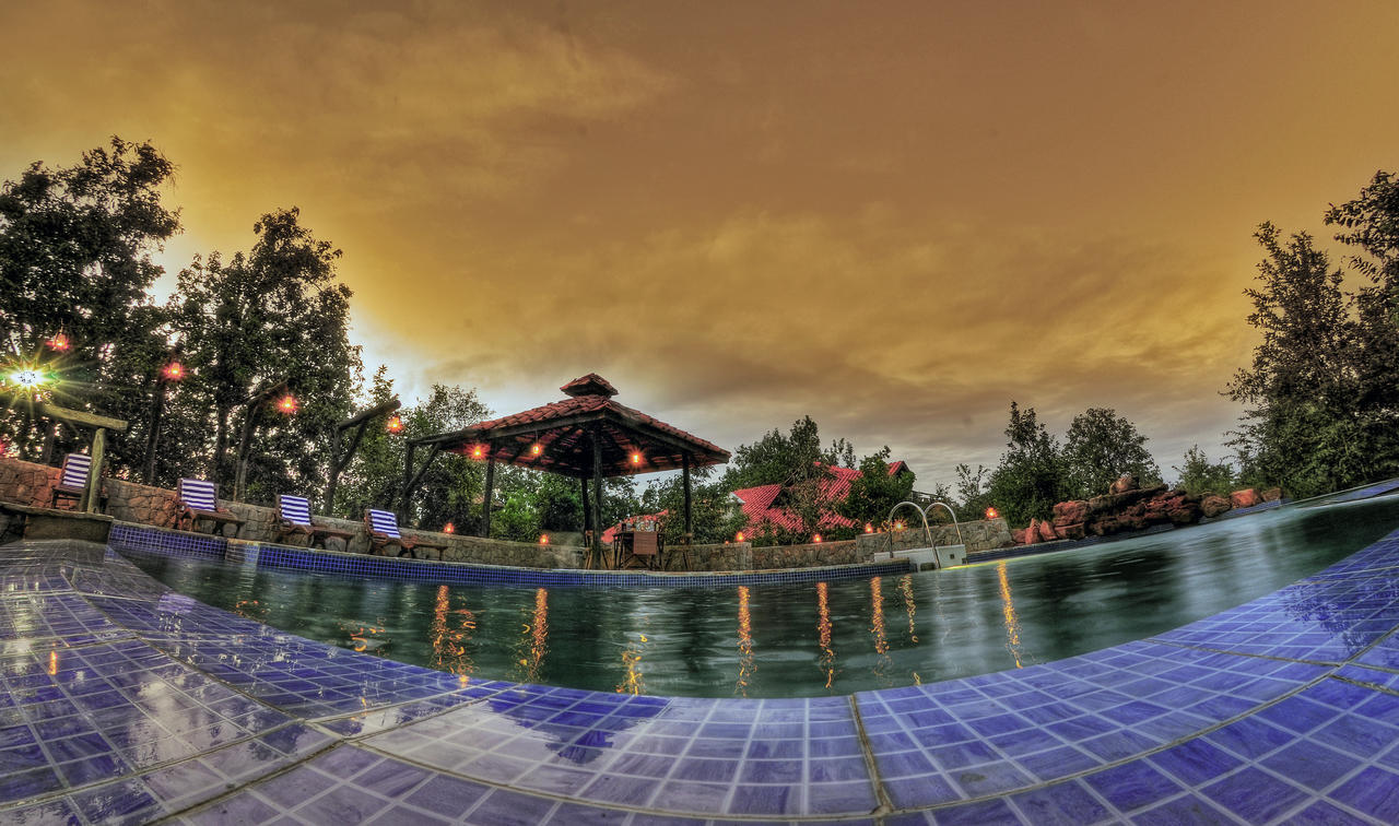 Kanha Earth Lodge Mandlā Buitenkant foto