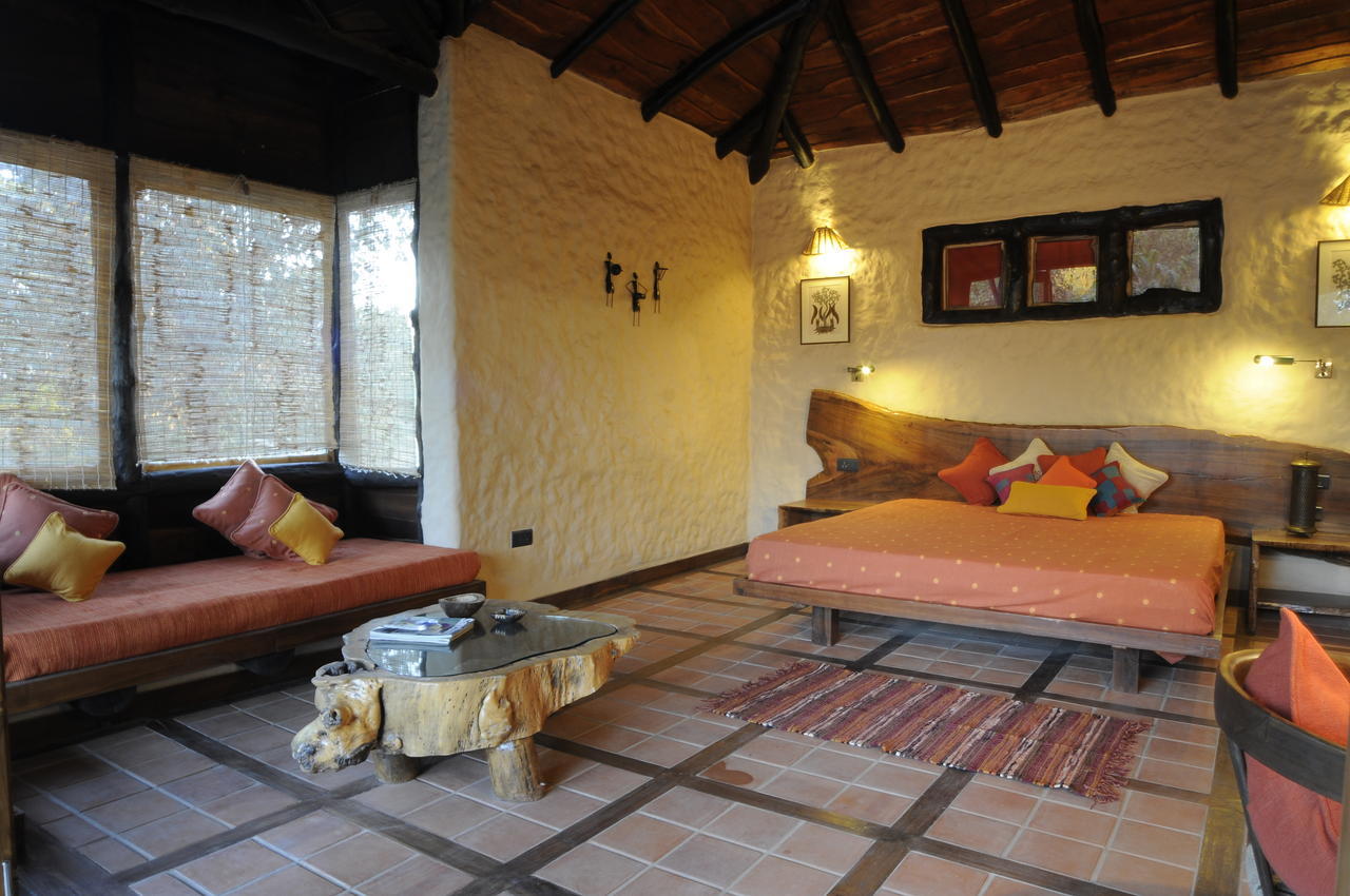 Kanha Earth Lodge Mandlā Buitenkant foto